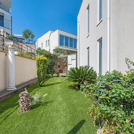 Apartman Lovely In With Wifi - Csv284 Murter